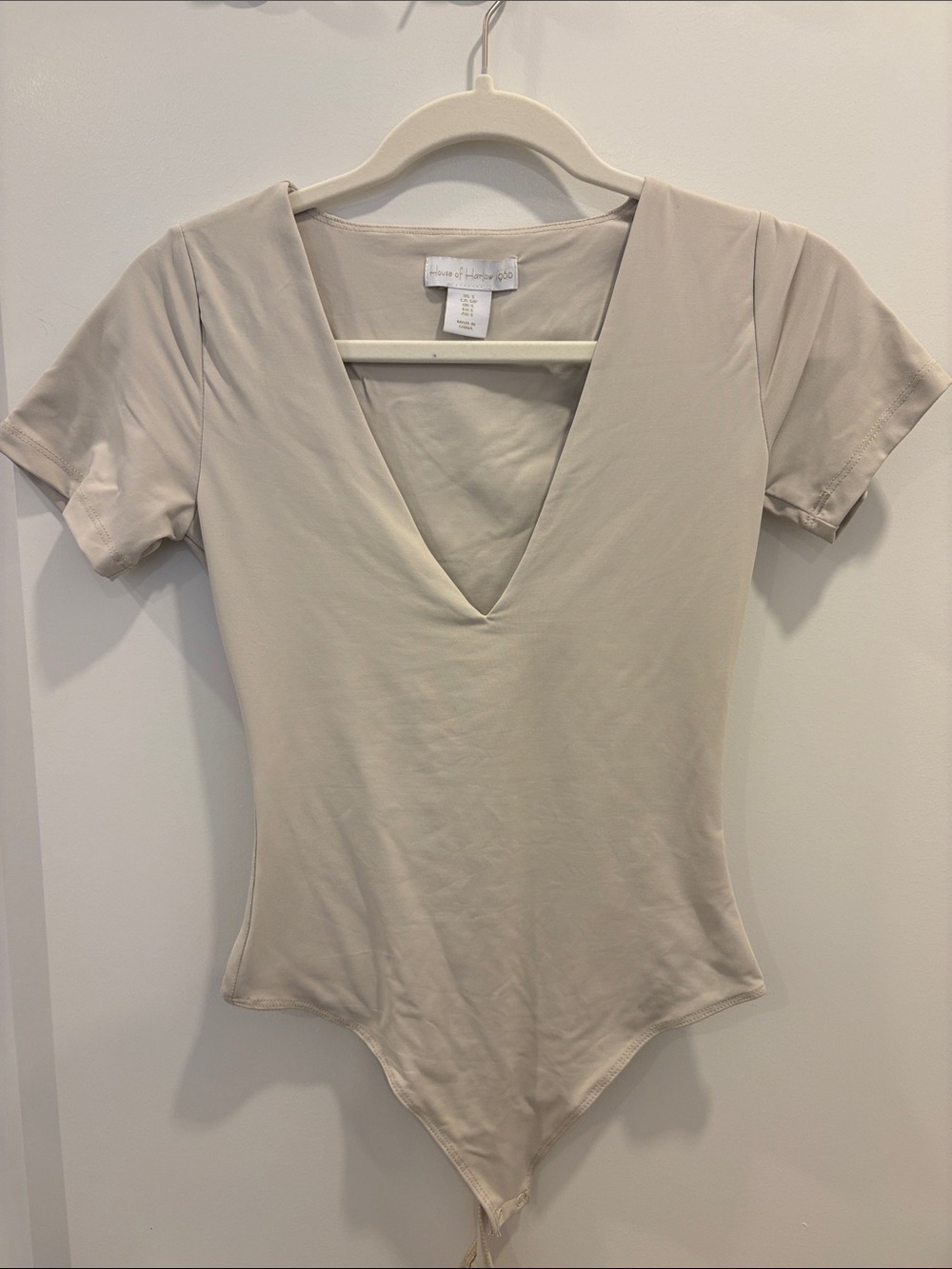 House of Harlow 1960 Short Sleeve V-Neck Bodysuit in Light Beige